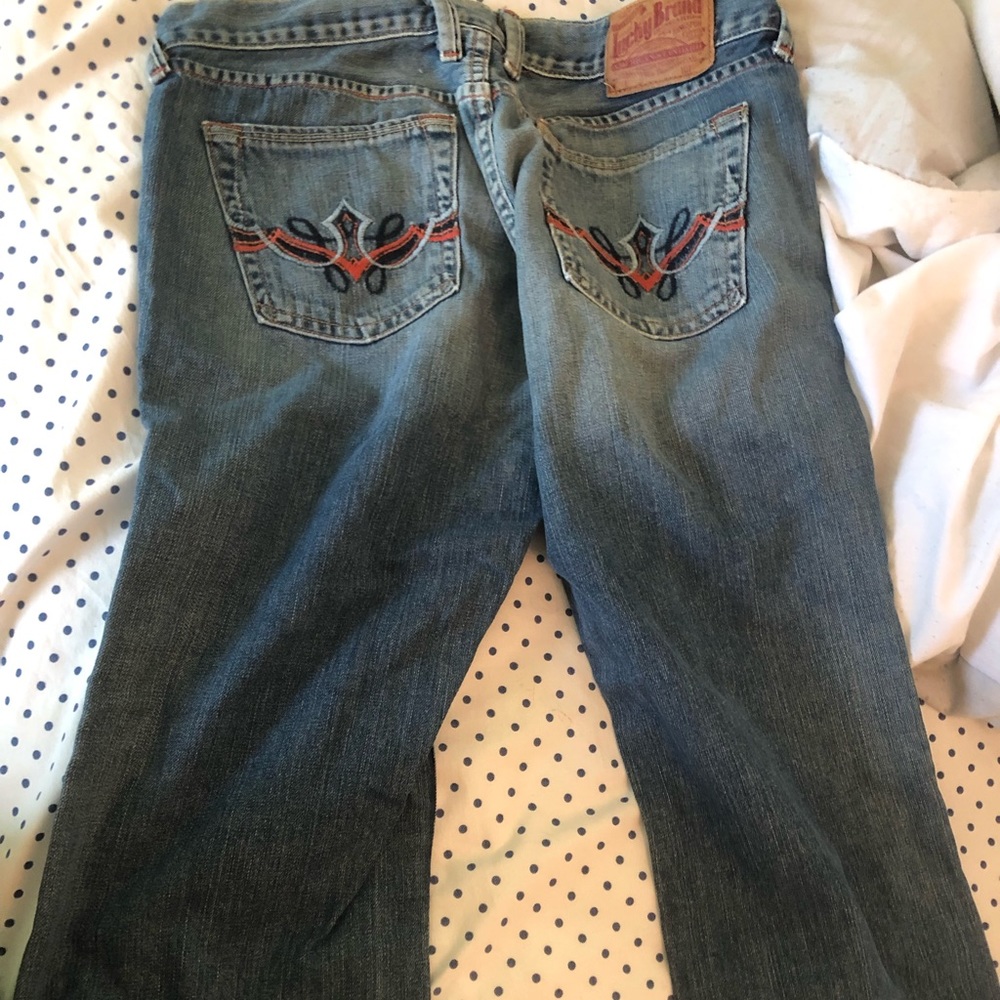 Cropped jeans with embroidered pockets. Really nice!!